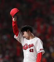 　７回、降板を告げられベンチに戻る島内（撮影・市尻達拡）