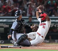 　６回、秋山の中前２点タイムリーで、本塁へ滑り込むファビアン（撮影・市尻達拡）