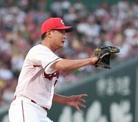 　４回、佐藤輝の一ゴロでベースカバーに走る森（撮影・市尻達拡）