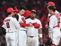 　７回、ピンチとなりマウンドで汗をふく島内（撮影・田中太一）