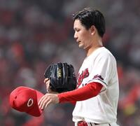 　７回、降板を告げられ、ベンチに戻る森浦（撮影・市尻達拡）