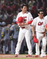 　敗戦後、ファンにあいさつする新井監督（撮影・市尻達拡）