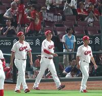 　阪神に３連敗し、あいさつに向かう新井監督（中央）＝撮影・北村雅宏