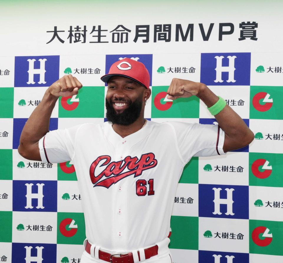 　６月度の「大樹生命月間ＭＶＰ賞」を受賞し、喜ぶファビアン