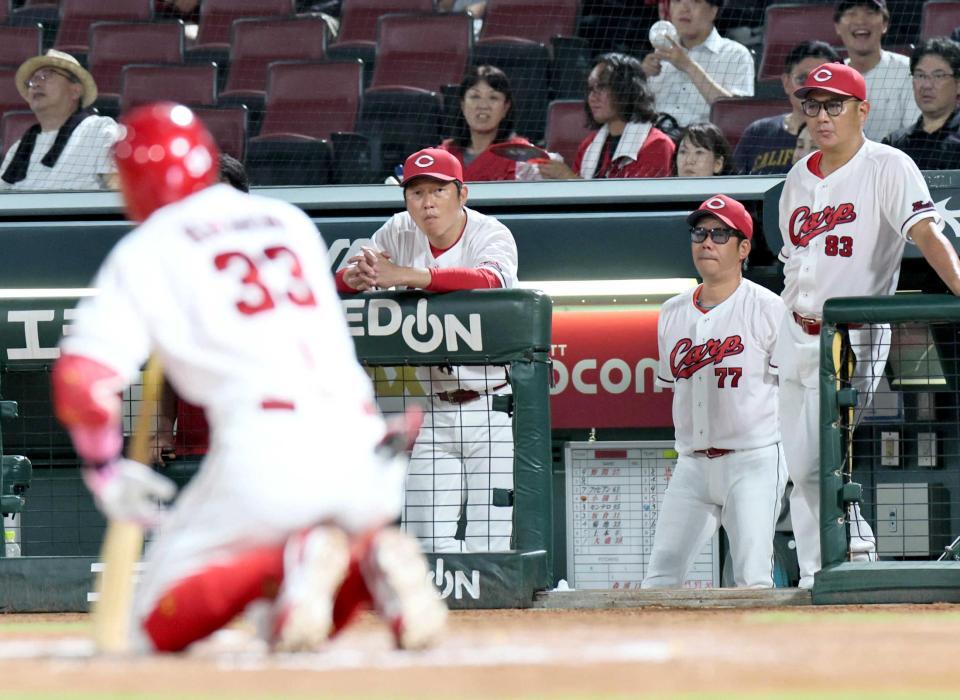 　９回、菊池が三振に倒れゲームセット。ベンチからグラウンドを見つめる新井監督ら首脳陣（撮影・田中太一）