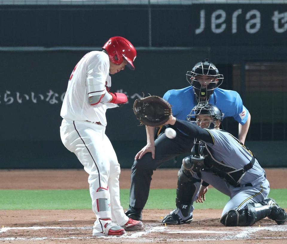 　６回、坂倉は押し出し死球を受ける（撮影・北村雅宏）