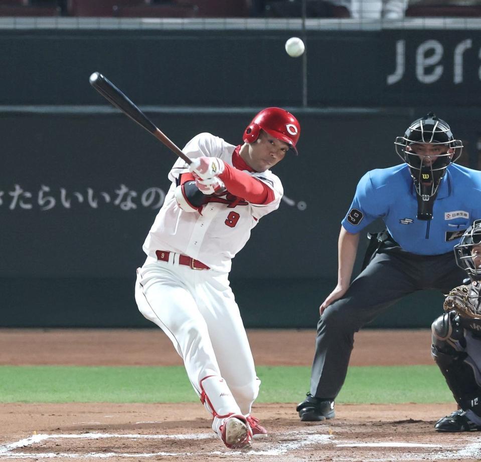 　６回、勝ち越しとなる適時打を放つ秋山（撮影・北村雅宏）