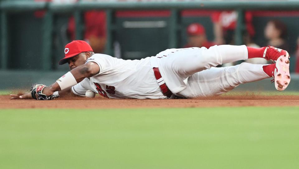 　５回、近本の打球を食らいついて止めるモンテロ（撮影・田中太一）