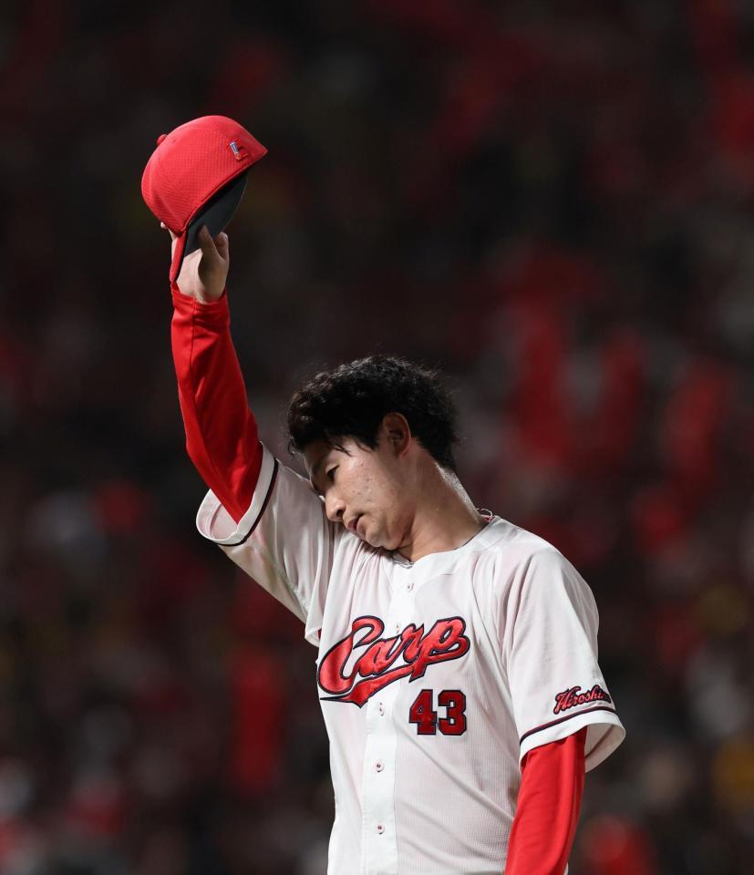 　７回、降板を告げられベンチに戻る島内（撮影・市尻達拡）