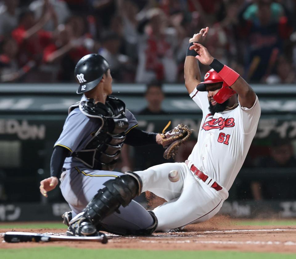 　６回、秋山の中前２点タイムリーで、本塁へ滑り込むファビアン（撮影・市尻達拡）