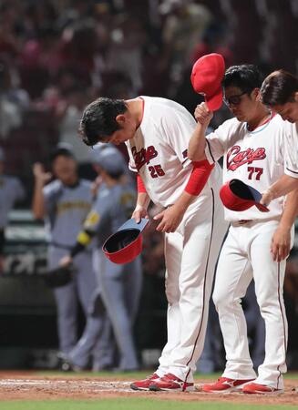 　敗戦後、ファンにあいさつする新井監督（撮影・市尻達拡）