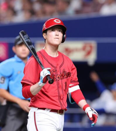 　２回、見逃し三振に倒れベンチに戻る森下（撮影・市尻達拡）