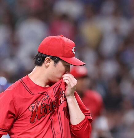 　５回、ボスラーに先制ソロを許し、ベンチに戻る森下（撮影・市尻達拡）