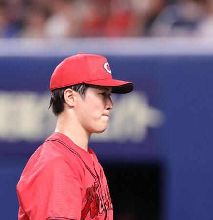 　５回、ボスラーに先制ソロを許し、ベンチに戻る森下（撮影・市尻達拡）