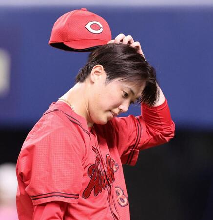 　７回、２点目を許し、うつむきベンチに帰る森下（撮影・市尻達拡）