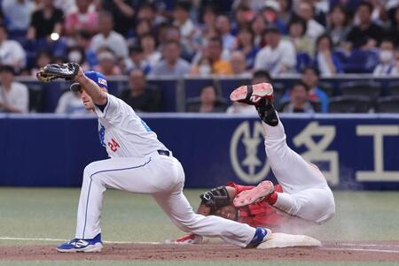 　７回、遊ゴロでヘッドスライディングするものの、アウトになるモンテロ（撮影・市尻達拡）