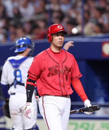 　７回、好機で空振り三振に倒れ、ベンチに戻る秋山（撮影・市尻達拡）