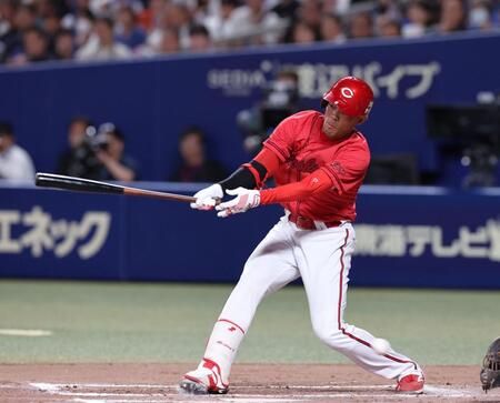 　７回、空振り三振に倒れる秋山（撮影・市尻達拡）