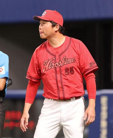 　８回の守備を前に、投手交代を告げる新井監督（撮影・市尻達拡）