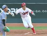 　１回、左前打を放つ小園（撮影・北村雅宏）