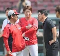 　井端監督（右）と話をする小園（撮影・田中太一）