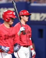 　２回、見逃し三振に倒れベンチに戻る森下（撮影・市尻達拡）