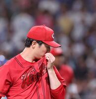 　５回、ボスラーに先制ソロを許し、ベンチに戻る森下（撮影・市尻達拡）