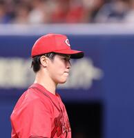 　５回、ボスラーに先制ソロを許し、ベンチに戻る森下（撮影・市尻達拡）