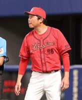 　８回の守備を前に、投手交代を告げる新井監督（撮影・市尻達拡）