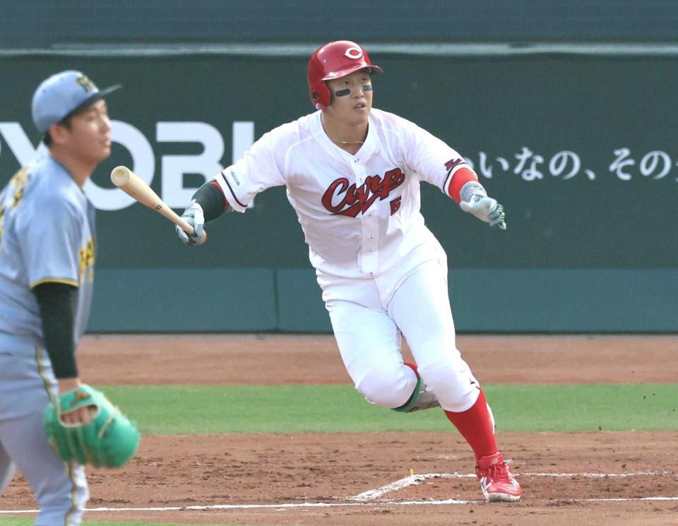 　１回、左前打を放つ小園（撮影・北村雅宏）