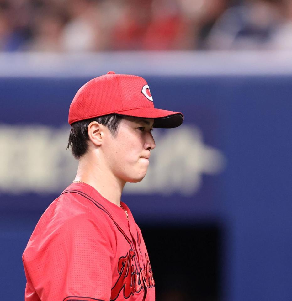 　５回、ボスラーに先制ソロを許し、ベンチに戻る森下（撮影・市尻達拡）