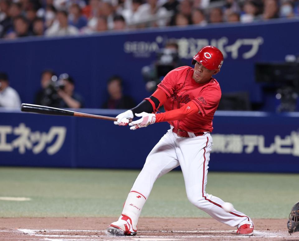 　７回、空振り三振に倒れる秋山（撮影・市尻達拡）