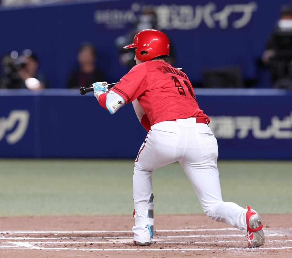 　７回、送りバントを試みるも、見逃し三振に倒れる森下（撮影・市尻達拡）