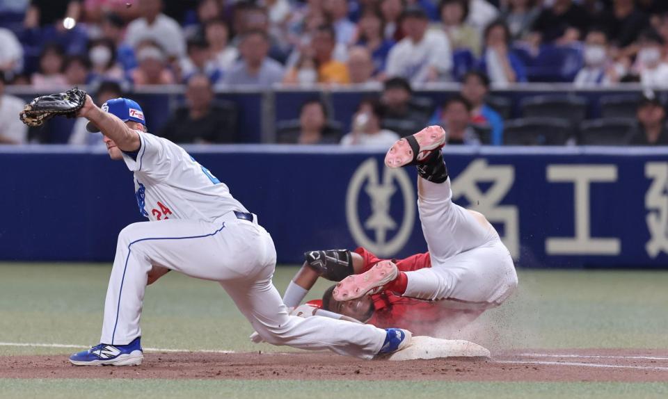 　８回、遊ゴロでヘッドスライディングするものの、アウトになるモンテロ（撮影・市尻達拡）