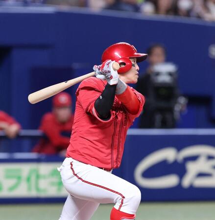 　９回、中越えタイムリー二塁打を放つ小園（撮影・市尻達拡）