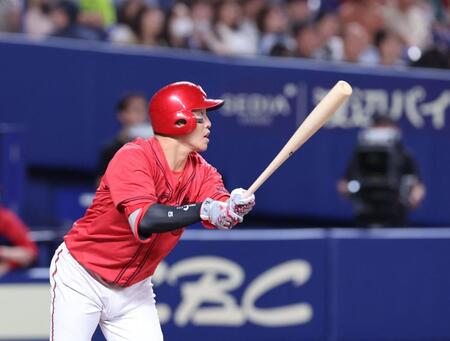 　９回、中越えタイムリー二塁打を放つ小園（撮影・市尻達拡）