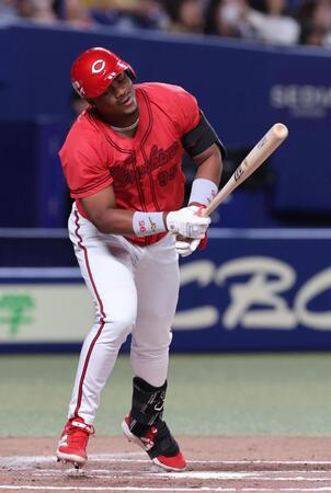 　８回、代打出場し、二飛に倒れるモンテロ（撮影・市尻達拡）