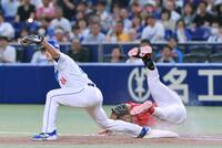 　７回、ヘッドスライディングするもアウトになるモンテロ