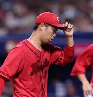 　１回、３失点し、うつむきながらベンチに下がる玉村（撮影・市尻達拡）