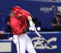 　６回、二塁への内野安打で出塁する中村奨（撮影・市尻達拡）