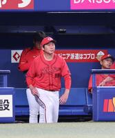 　７回の守備を前に投手交代を告げる新井監督（撮影・市尻達拡）