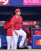 　７回の守備を前に、投手交代を告げる新井監督（撮影・市尻達拡）