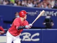 　９回、中越えタイムリー二塁打を放つ小園（撮影・市尻達拡）