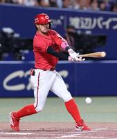 　５回、一塁への内野安打で出塁する菊池（撮影・市尻達拡）