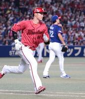 　８回、大野の前に、中飛に倒れる中村奨（撮影・市尻達拡）