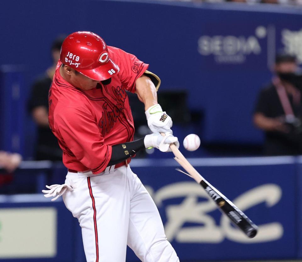 　６回、二塁への内野安打で出塁する中村奨（撮影・市尻達拡）