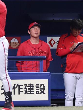 　７回、遠くを見つめる新井監督（撮影・市尻達拡）