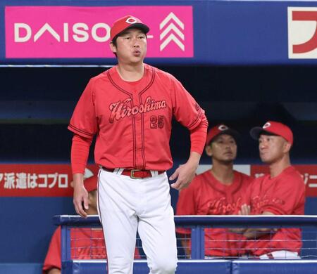 　７回の守備を前に、投手交代を告げる新井監督（撮影・市尻達拡）