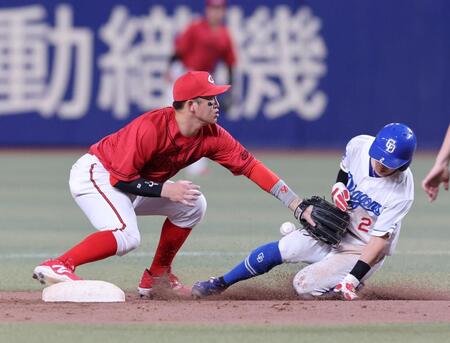 　１０回、ブライトの打球を捕球した菊池からの送球を捕球できなかった小園（撮影・市尻達拡）