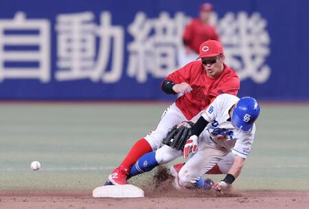 　１０回、ブライトの打球を捕球した菊池からの送球を捕球できなかった小園（撮影・市尻達拡）